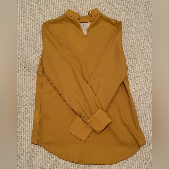 Brand New Lot of 2 Dresses and 1 Blouse Sizes XS, S, M - Picture 8 of 9